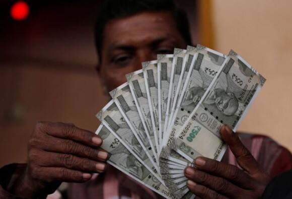  આવકવેરા વિભાગનું કહેવુ છે કે, જે ખાતાની તપાસમાં ગેરરીતિ સામે આવી રહી છે અને જે એકાઉન્ટમાં નોટબંધી દરમિયાન જમા રકમ અને આઇટી રીટર્નમાં આપવામાં આવેલ વિગત સાથે મેળ નથી ખાતી તેઓને પહેલા મેસેજ આપવામાં આવી રહ્યા છે અને પછી નોટીસ.