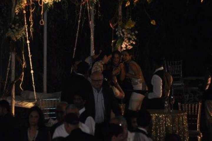 કરિશ્મા અને કરિનાએ મિત્રો અમૃતા અને મલાઈકા સાથે પાર્ટીમાં ખૂબ મસ્તી કરી હતી