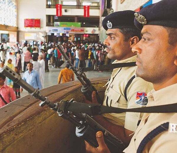 દિલ્લી ગુપ્તચર એજંસીના ઈનપુટ ગૃહ વિભાગને અપાયા હતા. જે બાદ તકેદારી વધારાઈ હતી. ઈનપુટ હતા કે, સંદિગ્ધ પાકિસ્તાની જખૌથી ગાંધીધામ તરફ રવાના થયો હતો.