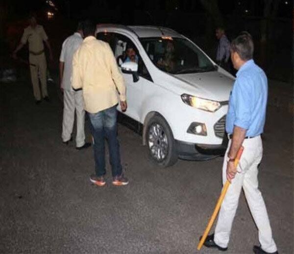 પાકિસ્તાની સંદિગ્ધ SUV કારમાં ચારથી પાંચ જેટલા સંદિગ્ધ બોક્સ લઈને ગાંધીધામ તરફ રવાના થયો હતો. આ ઈનપુટ બાદ કચ્છમાં નાકાબંધી શરૂ કરાઈ હતી. હાલમાં આ ઈનપુટ બાદ સુરક્ષા એજંસીઓએ તકેદારી વધારી દીધી છે. પરંતુ આ પ્રકારના કોઇ સંદિગ્ધ ઇસમનું પગેરું મળી શક્યું ન હતું.