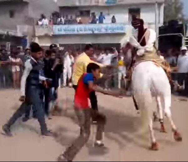 ઘટના સ્થળની માહિતી પોલીસને કરાતા પોલીસ આવી પહોંચી હતી. પરંતુ ઉશ્કેરાયેલા લોકોએ પોલીસ પર પણ પથ્થરમારો કર્યો હતો. જેમાં એક પોલીસ કોંસ્ટેબલને ગંભર ઈજા પહોંચી હતી. જેને સારવાર અર્થે હોસ્પિટલ ખસેડવાની ફરજ પડી હતી. સ્થિતિ કાબૂમાં લેવા પોલીસે ટીયરગેસના શેલ છોડવા પડ્યા હતા. 