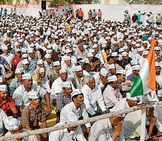 આ સભામાં હાજર લોકોને સંબોધતાં હાર્દિક પટેલે જણાવ્યું હતું કે, રાજ્ય સરકાર લેઉવા અને કડવા પટેલ સમાજના ભાગલા પાડવા મથી રહી છે પરંતુ પાટીદાર સમાજ હંમેશા એક રહ્યો છે અને રહેશે. સરકારમાં પાટીદાર સમાજના 45માંથી 44 ધારાસભ્ય ગધેડા છે.