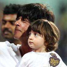 શાહરૂખ ખાન અબરામને લઈને નીકળ્યા ડ્રાઈવ પર, જુઓ Cute Pics