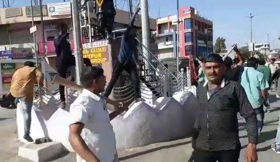 દેવકી ગાલોળ ગામે પાંચ હજાર લોકોની મેદની હાર્દિકને સાંભળવા માટે એકઠી થઇ હતી પરંતુ પથ્થરમારા અને ઘર્ષણ થતાં હાર્દિકે સભાને સંબોધવાનું માંડી વાળ્યું હતું. સમર્થકો સાથે હાર્દિક સીધો જ રામજી મંદિર પહોંચી ગયો હતો અને ત્યાં દર્શન કરી ભોજલરામ બાપાની આરતીમાં ભાગ લીધો હતો.