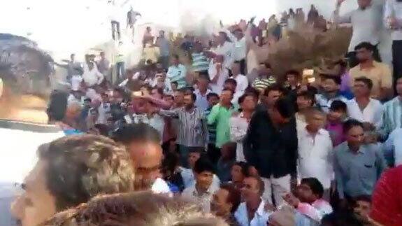 જો કે ગામના પાદરમાં કાર પર ઊભા રહીને હાર્દિકે હુંકાર કર્યો હતો કે, જે રાજકીય ગુંડાઓએ મારા પર હુમલો કરાવ્યો છે તેને જડબાતોડ જવાબ મળ્યો જ છે અને મળશે જ. મેં અહીં કોઇની પણ પાસેથી 100 રૂપિયા પણ લીધા નથી. બાદમાં તેનો કાફલો સરદારની પ્રતિમાને હારતોરા કરીને ભેંસાણ જવા માટે રવાના થઇ ગયો હતો.