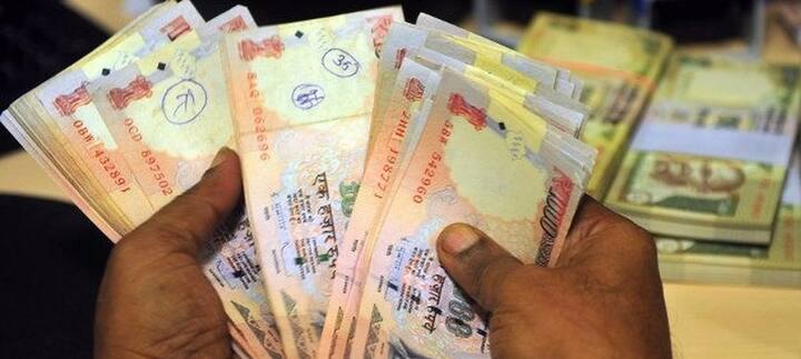 નવી દિલ્હીઃ સરકારે નોટબંધી બાદ સતત 1000 રૂપિયાની નવી નોટને લઈને આવતા સમાચારને નકારી કાઢ્યા છે. બુધવારે આર્થિક બાબતોના સચિવ શક્તિકાંત દાસે ટ્વીટ કરીને જણાવ્યું, 1000 રૂપિયાની નવી નોટ લાવવાની સરકારની કોઈ યોજના નતી.