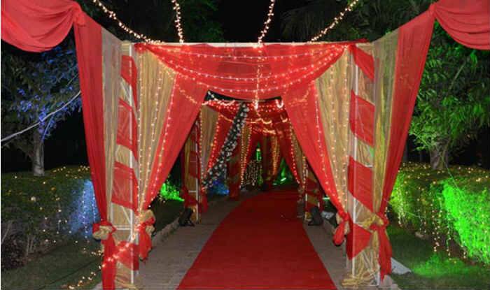 સરકારે આદેશ આપ્યો હતો કે સગાઇ અને ઘરે યોજાતા અન્ય પ્રસંગોમાં પણ યજમાન વધુમાં વધુ 100 મહેમાનોને જ આમંત્રિત કરી શકશે. તે સિવાય તમામ સમારોહમાં વધુમાં વધુ સાત શાકાહાર સાથે જોડાયેલા વધુમાં વધુ ૭ પકવાન અને માંસાહાર સાથે જોડાયેલા વધુમાં વધુ ૭ વ્યંજન પીરસી શકાશે. આ સિવાય યજમાન વધુમાં વધુ બે સ્વીટ ડિશ પીરસી શકશે.