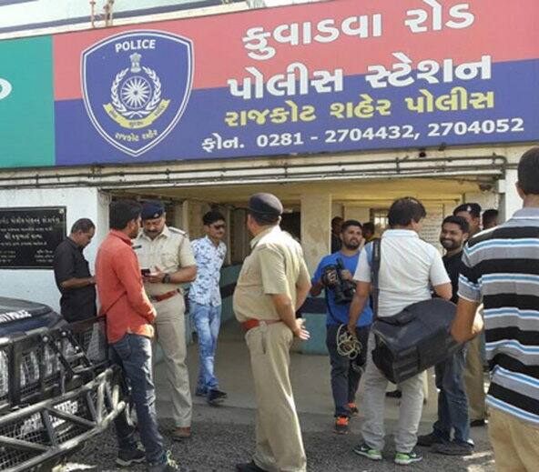 આ ઓપરેશનને પોલીસ કમિશ્નર ગેહલોતના સીધા માર્ગદશેન હેઠળ ડીસીપી ઝોન-૧ સુબોધ ઓડેદરા, એસીપી ક્રાઇમ ડો. હર્ષદ મહેતા, ક્રાઇમ બ્રાંચના પી.આઇ. ગઢવી, પી.એસ.આઇ. કાનમીયા, કુવાડવા પી.આઇ. મોડીયા, થોરાળા પી.આઇ. ભટ્ટ સહિતની ટીમે અંજામ આપ્યો હતો. જ્યારે ચારેયનો દબોચવામાં આવ્યા ત્યારે થયેલી સામાન્ય ઝપાઝપીમાં એસીપી હર્ષદ પટેલની આંગળીમાં ઇજા પહોંચતા ટાંકા લેવા પડ્યા છે.