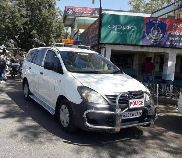 ભાડૂતી શૂટરો પાસેથી પોલીસે એક પિસ્તોલ, છ કાર્ટીસ, ત્રણ છરી, ત્રણ નંબર પ્લેટ તથા મોબાઇલ ફોન કબ્જે લેવામાં આવ્યા છે