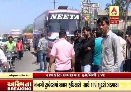 રાજકોટ: પોલીસ કમિશ્નર અનુપમસિંહ ગેહલોતની ટૂકડીએ એક દિલધડક ઓપરેશનમાં શીરડી (મહારાષ્ટ્ર)થી રાજકોટ આવી રહેલી નીતા ટ્રાવેલ્સની વોલ્વો બસને નવાગામ નજીક આંતરી અંદર મુસાફરોની સાથે બેઠેલા ચાર શૂટરોને ઝડપી લીધા છે. આ શખ્સો પાસેથી એક પિસ્તોલ છ રાઉન્ડ સાથે મળી આવી છે. પુછપરછ હાથ ધરવામાંઆવતાં જામનગરના મોટા બિઝનેસમેન કે માથાની હત્યાની સોપારી ડી-ગેંગ દ્વારા આપવામાં આવ્યાનો ધડાકો થયો હતો. 