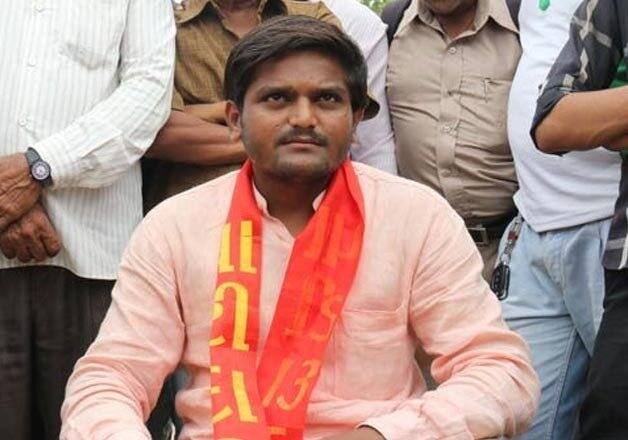 અમદાવાદ: પાટીદાર નેતા હાર્દિક પટેલની આજે શહેરના નિકોલ વિસ્તારમાં એક જાહેરસભાનું આયોજન કરવામાં આવ્યું છે. હાર્દિકની સભાને લઇને અભૂતપૂર્વ સુરક્ષા વ્યવસ્થા ગોઠવી દેવામાં આવી છે. કોઇ અનિચ્છનિય ઘટના ના બને તેને પગલે સમગ્ર અમદાવાદ શહેરમાં કલમ 144 લાગુ કરી દેવામાં આવી છે. 