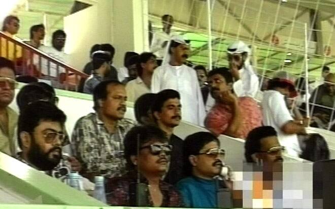 પોલીસે જાહેર કરેલી વિગતો પ્રમાણે દાઉદ ઇબ્રાહીમના ભાઇ અનીસ ઇબ્રાહીમે અશફાક ખત્રીની હત્યા કરવા માટે સોપારી આપી હતી. આ કારણ અશફાક ખત્રી પણ ચર્ચામાં આવી ગયા છે. અશફાક ખત્રી એવી તે કેવી હસ્તી છે કે તેને મારવા માટે દાઉદના ભાઈ અનિસે સોપારી આપવી પડે તે સવાલ પૂછાવા માંડ્યો છે.