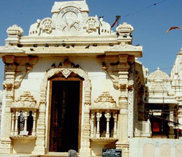 તેમણે દેશમાં માત્ર 60 હજાર જ પારસીઓ બચ્યા છે, આગામી 25 વર્ષમાં આ કોમનું અસ્તિત્વ જોખમાશે તેમ ટાંકી જૈન સમાજની પણ આ જ હાલત થવા જઇ રહી છે તેવું ભારપૂર્વક જણાવ્યું હતું.જૈનાચાર્યે કહ્યું હતું કે, 35 વર્ષ પહેલાં દેશમાં 1 કરોડ જૈન હતા. તે મુજબ જૈન સમાજની વસતી વધવી જોઇતી હતી. પરંતુ આશ્યર્યજનક રીતે જૈનોની વસતી ઘટીને 60 લાખ થઇ ગઇ છે. 