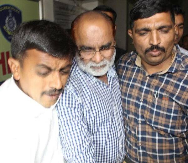 અશફાક ખત્રી છેલ્લા 20 વર્ષથી જામનગરમાં રહે છે અને સમયાંતરે દુબઇની મુલાકાત લે છે. ખત્રી જામનગરમાં ઈન્દિરી રોડ પરના ચર્ચ સામે આવેલા મકાનમાં રહે છે. તે વરસોથી સચાણા શિપ બ્રેકિંગ નામે કંપની ચલાવતો પણ છેલ્લાં કેટલાંક વરસોથી તેણે આ કંપની અલંગ ખાતે ખસેડીને ઈમ્પોર્ટ-એક્સપોર્ટના બિઝનેસમાં પડ્યો હતો.