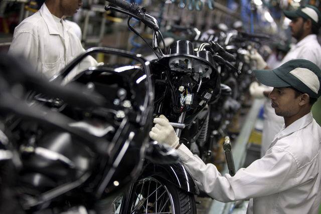 જેથી હાલ વાહન ખરીદી કરી રહેલા ગ્રાહકો હેડલાઈટની ઓન-ઓફ સ્વિચને ગાયબ જોઈ આશ્ચર્યમાં મુકાઈ રહ્યા છે. ટુ વ્હિલમાં વર્ષ 2017થી ઓટોમેટીક હેડલેમ્પ ઓન(એએચઓ) માટેનો ભારત સરકારે આદેશ કર્યો છે.