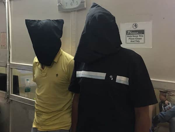 રાજકોટઃ રાજકોટ પોલીસ દ્ધારા ડી ગેંગના ચાર શાર્પશૂટર્સને પકડ્યાના એક દિવસ બાદ ગુજરાત એટીએસે આતંકી સંગઠન ઇસ્લામિક સ્ટેટના ઇશારે બોમ્બ બ્લાસ્ટ કરવાની યોજના બનાવતા બે આતંકીઓને ઝડપ્યા હતા. ગુજરાત એટીએસના કહેવા પ્રમાણે, પકડાયેલા બંન્ને આતંકીઓની ઓળખ વસીમ રામોડીયા અને નઈમ રામોડીયા નામના બે ભાઇઓ તરીકે થઇ હતી.