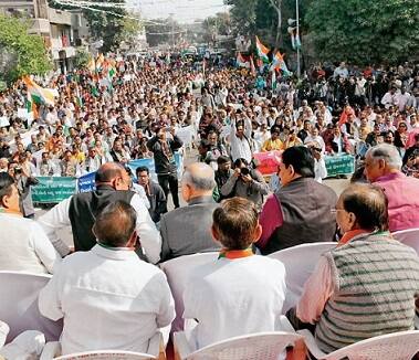  આ મુદ્દે થોડા સમય પહેલાં 1997 પછી નિમાયેલા કર્મચારીઓએ મુખ્યમંત્રી, નાયબ મુખ્યમંત્રી તેમજ શિક્ષણ મંત્રીને રજૂઆત કરી હતી પણ નિરાકરણ ન આવતાં તેમણે ધારાસભ્યોને રજૂઆત કરવી પડી છે. આ ઉપરાત 4 માર્ચે રાજ્યના તમામ જીલ્લામાં રેલી કાઢી કલેક્ટરને આવેદનપત્ર આપવાની ચીમકી પણ ઉચ્ચારાઈ છે. 