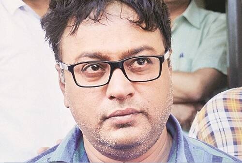 આ બાદ નવસારી ખાતે રહેતા ભુમાફિયા કેયુર ઉર્ફે કાનજી ભાસ્કર દેસાઈએ તેમના મોબાઈલ નં. 9737666666 પરથી સતત ફોન હોરમઝ પર કર્યા હતા. તેમણે ફોન ન ઉઠાવતાં સાંજે રિયાઝ ઉર્ફે રીયુ સરવરખાન ભાટીનાએ તેના મોબાઈલ નંબર પરથી ફોન કરી ‘હું કેયુર સાથે છું અને તારી સાથે વાત કરવી છે’ તેમ કહ્યું હતું.