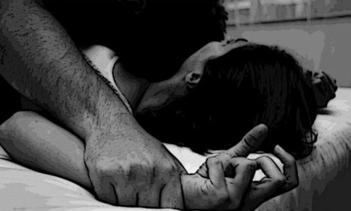 સુરતઃ પુણાના સાડી વર્ક અને લેસ પટ્ટીના વ્યવસાય સાથે સંકળાયેલા એક વેપારીએ મહિલા પર બળાત્કાર ગુજાર્યો હોવાની ઘટના પ્રકાશમાં આવી છે. આ વેપારી મહિલાના ઘરે સાડી આપવા જતો હતો અને તેને મહિલાનો છૂટાછેડાનો કેસ ચાલતો હોવાની જાણકારી મળી હતી. જેમાં મદદ કરવાના ઇરાદે તેના ઘરે જઈ બળાત્કાર ગુજાર્યો હતો.