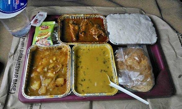 વેજ થાળીની કિંમત રેલવેએ 50 રૂપિયા નક્કી કરી છે. જ્યારે નોન વેજ થાળીની કિંમત 55 રૂપિયા હશે. નવી પોલિસી પ્રમાણે આઈઆરસીટીસીને ટ્રેનોમાં ખાનપાનની જવાબદારી સોંપવામાં આવી છે. પીવાના પાણીની બોટલ રૂપિયા ૧૫માં મળશે.