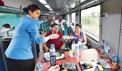 Indian Railways: ট্রেনে যাত্রাকালে বিনামূল্যে কী কী পাবেন ? খাবার, বেড রোল, চিকিৎসা কোনটা আপনার অধিকার