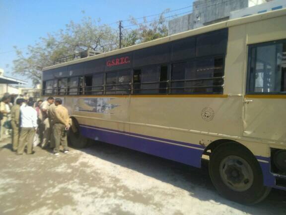 સૌરાષ્ટ્રમાં આતંકવાદીઓ ઝડપાયા બાદ જાણીતા મંદિરોમાં સુરક્ષા વધારાઈ છે. અને તે સમયે જ દેશી બોંબ મળતા પોલીસ પણ સતર્ક બની છે. બનાસકાંઠા એસ.પી. નિરજ બડગુજરે આ મામલે એબીપી અસ્મિતા સાથે ટેલિફોનિક વાતચીતમાં કહ્યું કે, આ બોંબ નિષ્ક્રિય કરેલો હતો. અને પેપરમાં બાંધેલો હતો. જો કે, બોંબ મળવાની ઘટનામાં કોઈએ ડરવાની જરૂર ન હોવાનું પણ તેમણે ટાંક્યું. સાથે જ હાલમાં મંદિરમાં શ્રદ્ધાળુઓના પ્રવેશ પર કોઈ રોક લગાવવામાં આવી ન હોવાનું પણ તેમણે કહ્યું હતું.