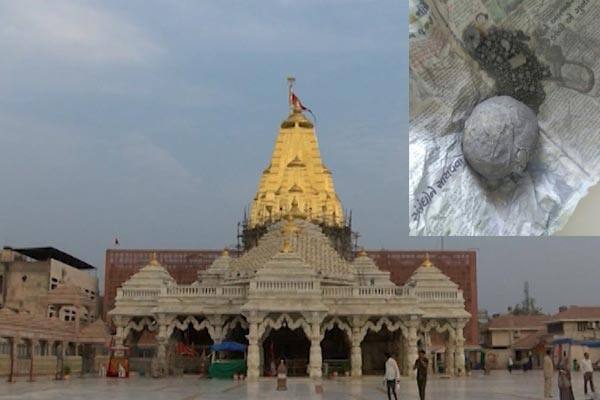 અંબાજી: ગુજરાતનાં સુપ્રસિધ્ધ યાત્રાધામ અંબાજી પરિસરમાંથી આજે એક પેપરમાં બાંધેલો દેશી બોમ્બ મળી આવ્યો છે. અંબાજી મંદિરના શક્તિ દ્ધારની જાળી પાસેથી આ બોમ્બ મળી આવ્યો હતો, જેના કારણે લોકોમાં અફડાતફડીનો માહોલ સર્જાયો હતો. ઘટનાની જાણ થતાં પોલીસ કાફલા સાથે બોમ્બ ડિસ્પોજલ સ્કોડ ટીમ ઘટના સ્થળે પહોંચી હતી. અને બોમ્બને ડિસ્પોલજલ કર્યો હતો. હાલ અંબાજી મંદિરમાં એસ.ઓ.જી ટીમ, અંબાજી પોલીસ સહીત મંદિરની સુરક્ષાનાં કર્મીઓ અને મંદિરનાં ગાર્ડ દ્વારા અંબાજી મંદિરનાં ખુણે ખૂણાંની અધ્યતન સાધનો દ્વારા તપાસ હાથ ધરાઈ રહી છે.