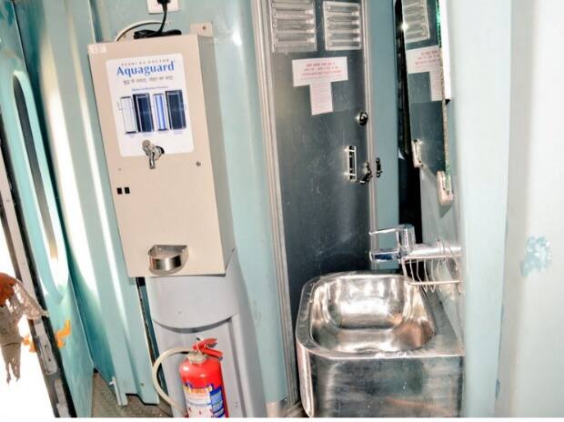 નિષ્ણાંતોનું કહેવું છે કે, આ ટ્રેનને ખૂબ જ આરામદાયક બનાવવામાં આવી છે. ટ્રેનની ગતિ પકડવા પર બિલકુલ ઓછા ઝાટકા અનુભવાશે, દુર્ઘટના થવા પર પ્રવાસીઓને ઓછું નુકસાન થશે. કોચોમાં સામાન રાખવા માટે રેક્સ બનાવવામાં આવ્યા છે, જ્યાં સામાનને પણ કોઈ નુકસાન નહીં થાય.