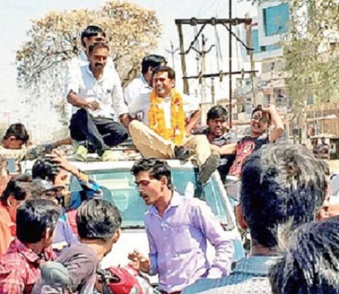 ભીખાભાઈના હસ્તે એ પછી સરદાર પટેલની પ્રતિમાને ગંગાજળ અને દૂધનો અભિષેક કરીને શુધ્ધ કરી વરઘોડા રૂપે માંકણજ ગામે લઇ જવાયા હતા. ગામમાં તેમનું સન્માન કરાયું હતું. અહીં ભીખાભાઈએ કહ્યું હતું કે મેં ઋત્વિજ પટેલને નહી પણ મા-દિકરીઓને અપશબ્દ બોલનાર,ખેડૂતોને પરેશાન કરનાર ભાજપ સરકારને લાફો માર્યો છે.