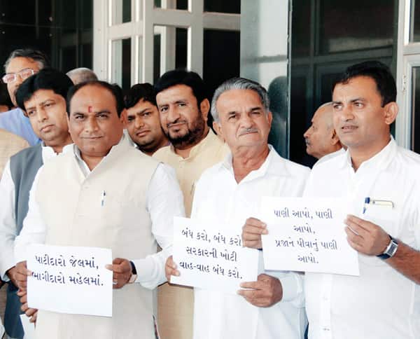 તેમણે ઉમેર્યું કે, ફિક્સ પગાર આપી યુવાનોનું શોષણ થઈ રહ્યું છે, ભ્રષ્ટાચાર, અત્યાચાર ખોટો પ્રચાર અને દેવાદાર એમ ચાર સ્તંભ પ્રગતિના બદલે અધોગતિ તરફ લઈ જઈ રહ્યા છે. સરમુખત્યારશાહીમાં માનતી સરકાર આ કરી રહી છે.