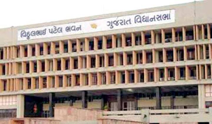 આટલું બોલાતાં જ ભાજપના સભ્યોએએ ઉભા થઈને તેમના પ્રમુખ સામેના આક્ષેપોનો ઉગ્ર વિરોધ શરૂ કરી દીધો હતો. તેની સામે કોંગ્રેસના સભ્યો પણ ઉભા થઈ ગયા હતા. બન્ને બાજુ વાતાવરણ ઉગ્ર બની ગયું હતું. આ સમયે જીતુ વાઘાણી ગૃહમાં હાજર ન હતા. અમિત ચાવડાએ આટલા શોરબકોર વચ્ચે પણ પ્રવચન ચાલુ રાખ્યું હતું. 