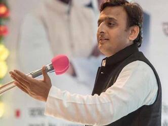 'બનારસમાં RSS અને BJPના લોકો બ્લેકમનીથી કચોરી અને પકોડી ખાય છે' : અખિલેશ યાદવ