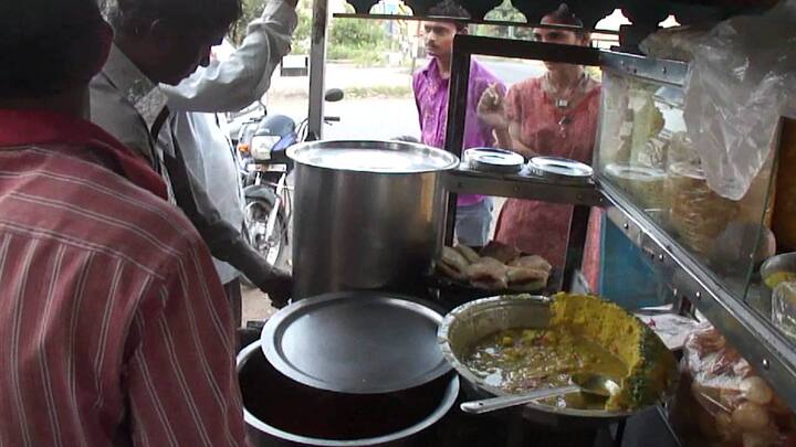 હેલ્થ વિભાગને સંજય પકોડી સેન્ટર (તિલકબાગ, એલિસબ્રિજ), પ્રેમ પકોડી સેન્ટર (સરદાર સ્મારક ભવન, લાલ દરવાજા), મહાલક્ષ્મી પકોડી (નરોડા), આશીર્વાદ પકોડી હાઉસ (ખોખરા) અને સુરેશ પકોડી સેન્ટર (મણિનગર)ના પાણીમાં ભેળસેળ હોવાનું માલૂમ પડતાં હવે તેમની સામે કાર્યવાહી કરાશે.