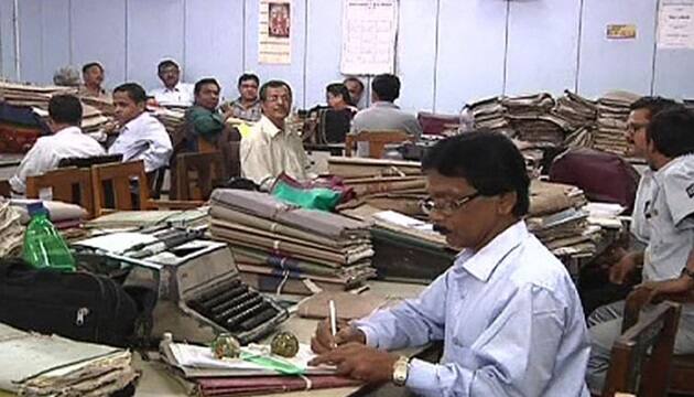 સરકારે જૂન 2016માં 7માં પગાર પંચની ભલામણોને મંજૂરી આપી હતી. અરૂણ જેટલીએ કહ્યું હતું કે, તેનાથી કર્મચારીઓનો લઘુતમ પગાર 7થી 18 હજાર રૂપિયા સુધી વધી જશે. તમામ ક્લાસના કર્મચારીનો બેસિક પગાર 2.57 ગણો વધશે. સરકારે 7માં પગાર પંચના એલાઉન્સ સાથે જોડાયેલ ભલામણો પર રિવ્યૂ માટે એક કમિટી બનાવી હતી. અત્યારે 196 પ્રકારના એલાઉન્સ મળે છે. પે કમીશને 53 એલાઉન્સ ખત્મ કરવા અને 37ને અન્ય એલાઉન્સની સાથે જોડવાની ભલામણ કરી છે.