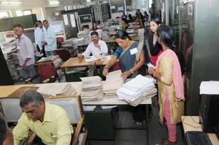 મહેસૂલ વિભાગના સરકારી બાબુઓને સરકારનો કડક આદેશ: નેતાઓ અને જનતાના ફોન ફરજિયાત ઉપાડવા જ પડશે