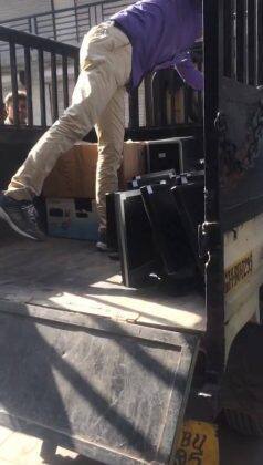 બીજી તરફ મૃણાલસિંહ સોલંકીના પરિચિત લોકોનું કહેવું છે કે, તેણે 2015માં એક હુક્કાબાર શરૂ કર્યો ત્યારે પણ કોન્સ્ટેબલ વિરેન્દ્રસિંહ તેની સાથે હતો. જોકે આ હુક્કાબાર છ-સાત મહિનામાં જ બંધ કરી દીધો હતો. મૃણાલ સોલંકી અને વિરેન્દ્ર પઢેરિયા કોલસેન્ટર કૌભાંડના કુખ્યાત આરોપી શેગી ઉર્ફ સાગર ઠક્કરના પરિચયમાં ક્યાંથી આવ્યાં/સાગર ઠક્કરની સંડોવણી અંગે પણ તપાસ કરવામાં આવી રહી છે.