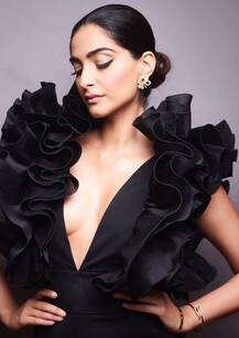 સોનમ બ્લેક ડ્રેસમાં લાગી સુપર હોટ, જુઓ તસવીરો 