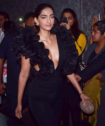 સોનમ બ્લેક ડ્રેસમાં લાગી સુપર હોટ, જુઓ તસવીરો 