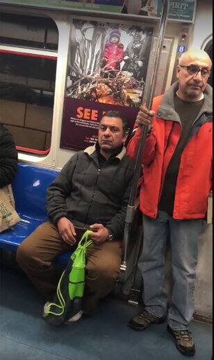 એક રિપોર્ટ પ્રમાણે, 22 ફેબ્રુઆરીના રોજ કેન્સાસમાં ભારતીય એન્જિનિયર શ્રીનિવાસની હત્યા કરવામાં આવી હતી. વીડિયોમાં જોઇ શકાય છે કે એક યુવક ટ્રેનમાં એકતા અને અન્ય એશિયાઇ યુવતીને ગાળો ભાંડતો જોવા મળી રહ્યો છે.