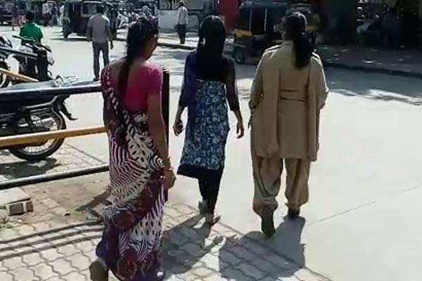 આ અંગેની વિગતો એવી છે કે, મહિલાનો પતિ બીમાર રહેતો હોવાથી મહિલા અને તેની સગીર પુત્ર અઠવાના તાંત્રિક પાસે વિધી કરાવવા ગયા હતા. તાંત્રિક અકમલબાબાએ તંત્રમંત્રથી દોરા-ધાગા વડે પિતાની બીમારી સારી આપવાનો વિશ્વાસ આપ્યો હતો. આ પછી વિધીના બહાને દુકાનની અંદર લઈ જઈ 14 વર્ષીય સગીરાની સાથે બળાત્કાર ગુજાર્યો હતો. 