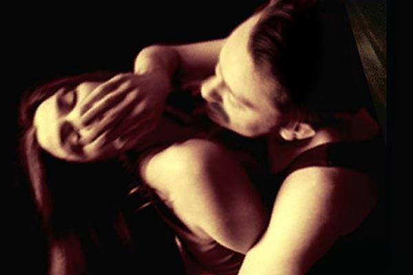 મૂળ મોડાસાના અને હાલમાં મોરબીમાં વિજ કંપનીમાં ફરજ બજાવતા 40 વર્ષીય આદિવાસી આધેડે બે નાના ભાઈઓ ઘરમાં સૂતા હતા, ત્યારે સગીર દીકરી પર બળાત્કાર ગુજાર્યો હતો. આ બનાવ બન્યો ત્યારે આધેડની પત્ની મોટી દીકરી સાથે કામથી બહારગામ ગઈ હતી.