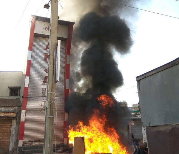 આગની જાણકારી મળતા પોલીસ અને ફાયરફાઇટર્સ ઘટના સ્થળે પહોંચી ગયા હતા અને આગ પર કાબૂ મેળવી લીધો હતો. બનાવના પગલે પૂર્વ કચ્છની પોલીસ અંજારમાં ખડકી દેવાઇ હતી. પોલીસે વધુ તપાસ શરૂ કરી હતી. 