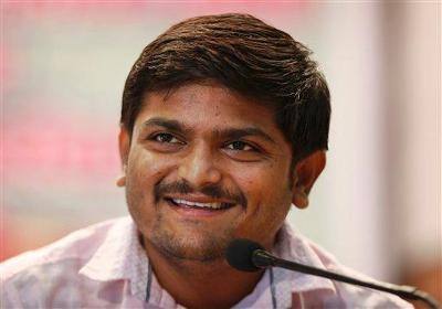 હાર્દિકે ઉમેર્યું કે, મારી પાસે લોકોને નિડર બનાવવાની તાકાત છે તેથી લોકો મારી સાથે જોડાય છે. હાર્દિક પટેલે કહ્યું કે અમે જાગૃતિના કાર્યક્રમો આપીએ છીએ અને આગામી રણનીતિ ઘડાઇ રહી છે. તેણે જણાવ્યું કે યુવાનો-મજૂરો અને ખેડૂતોના ખભા પર દેશ ચાલે છે, રાજય ચાલે છે. આ વર્ગની આંખમાં આંસુ આવે ત્યારે પરિવર્તન નકકી જ હોય છે.