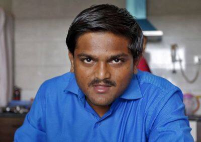 સરકારની તરફદારી કરતા પાટીદાર આગેવાનો અને સંસ્થાઓ પર પ્રહાર કરતાં હાર્દિકે કહ્યું હતુ કે, સરકારનો ગેરલાભ લીધો હોય એવા પાટીદાર આગેવાનોએ સરકારથી દબાવું પડે એ સ્વાભાવિક છે. આવા આગેવાનો અમારો વિરોધ કરે છે પણ હું પાટીદાર સમાજ માટે લડું છું અને સમાજ મારી સાથે છે.