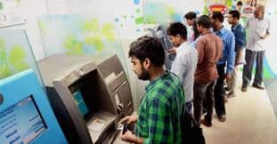 ભારતીય સ્ટેટ બેન્કના સેવિંગ એકાઉન્ટમાંથી એક મહિનામાં એટીએમમાંથી ત્રણ વખત ફ્રી ટ્રાઝેક્શન કરી શકશો. જો તેનાથી વધુ ટ્રાઝેક્શન કરવા પર પ્રતિ ટ્રાઝેક્શન 50 રૂપિયા અને સર્વિસ ચાર્જ આપવો પડશે. આ નિયમ એપ્રિલ 2017થી લાગૂ કરવામાં આવશે.