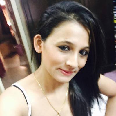 ઉલ્લેખનીય છે કે કંચન ઠાકુરની મા દિલ્લીમાં રહે છે અને તે બિમાર છે. તેને મળવા માટે કંચન દિલ્લી જઈ રહી હતી ત્યારે એરપોર્ટ પર આ ઘટના બની હતી.