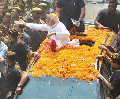 મોદીના રોડ શોને લઇને વારાણસીમાં ભારે ટ્રાફિક જામી ગયો છે. અનેક સ્થળો પર ભારે ટ્રાફિકને લીધે લોકો પરેશાનીમાં મુકાઇ ગયા છે. લોકો મોદીની એક ઝલક મેળવવા માટે રસ્તાઓ પર ઉમટી પડ્યા છે. રોડ શોના અંતે મોદી કાશી વિદ્યાપીઠના મેદાનમાં જનસભાને સંબોધશે.