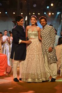 મનીષ મલ્હોત્રા માટે કિંગ ખાન અને અનુષ્કાએ કર્યુ રેમ્પ વૉક, જુઓ તસવીરો 