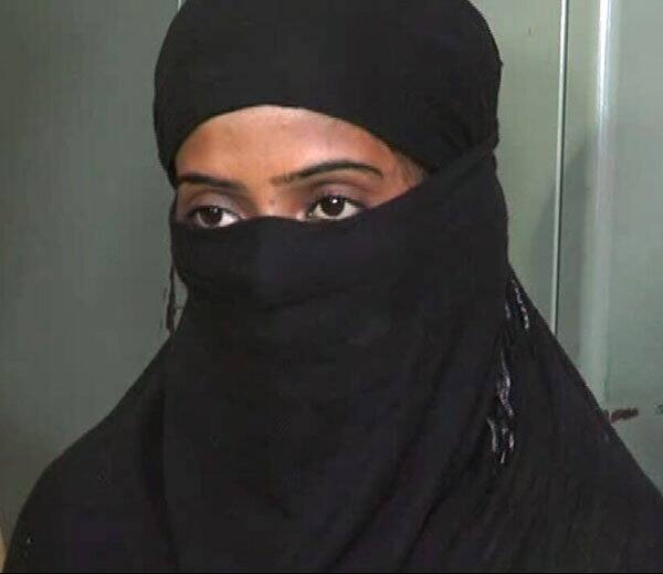 જ્યારે આ યુવતી તેના પિતાને મળવા જતી ત્યારે રામદાસ પણ જેલમાં હતો અને બન્નેની આંખ મળી જતા પ્રેમ પાંગર્યો હતો. ગઇકાલે ક્રાઇમબ્રાન્ચ દ્વારા મુંબઇથી બન્ને યુવતીઓને રાજકોટ લવાઇ છે.