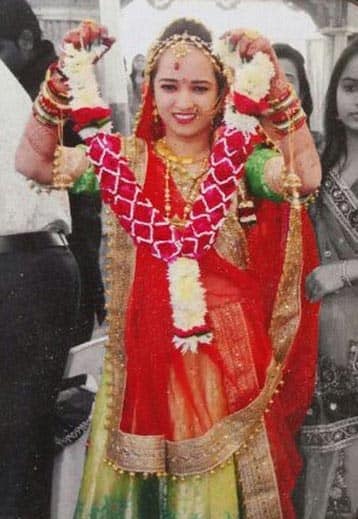 કિંજલના અણધાર્યા પગલાંથી સંયુક્ત પરિવારમાં રહેતો નિકુંજ શોકમાં ડૂબી ગયો છે. કિંજલે સૂસાઇડ નોટમાં લખ્યું છે કે, મારે હવે જિંદગી નહોતી જીવવી, મારે જીવવું તું એટલું તમારી સાથે નિકુંજ જીવી લીધું. મારે હાઈફાઈ જિંદગી જીવવી હતી, જે આ જીવનમાં નહીં મળે. 